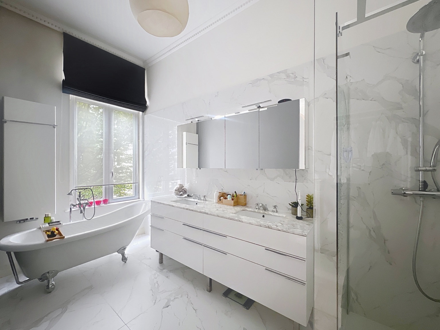 Salle de bain avec baignoire et douche